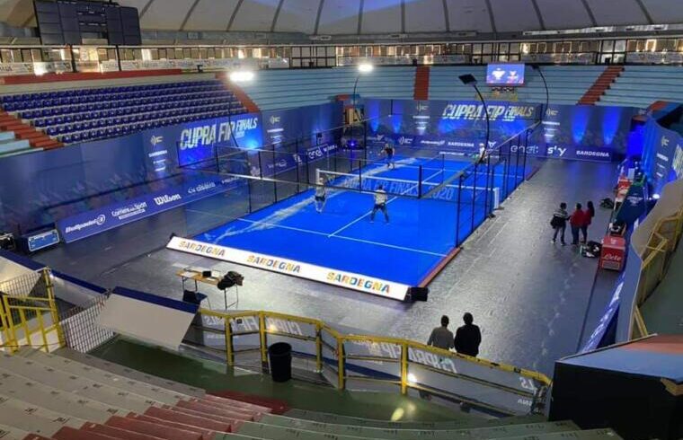 Il campo da padel allestito dentro il PalaPirastu
