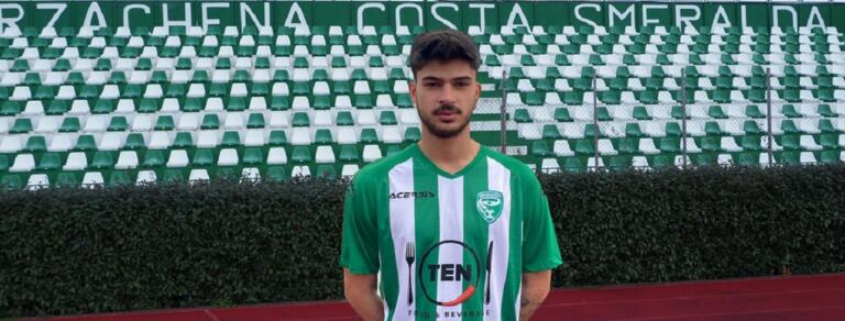 Emanuele Fini con la maglia biancoverde dell Arzachena