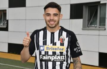 Simone Pinna con la maglia dell'Ascoli