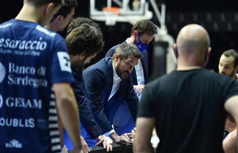 Gianmarco Pozzecco durante un timeout a Reggio Emilia | Foto Luigi Canu