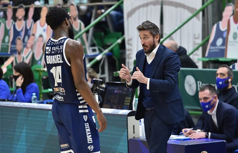 Gianmarco Pozzecco a colloquio con Burnell | Foto Luigi Canu