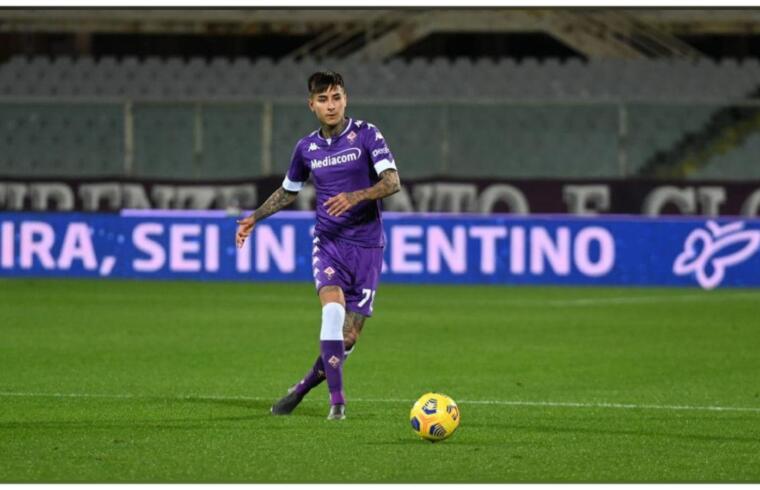 Erick Pulgar con la maglia della Fiorentina