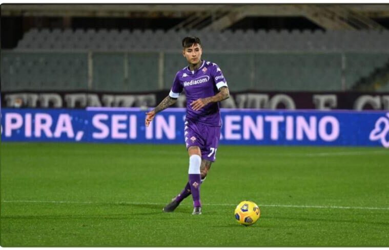 Erick Pulgar con la maglia della Fiorentina