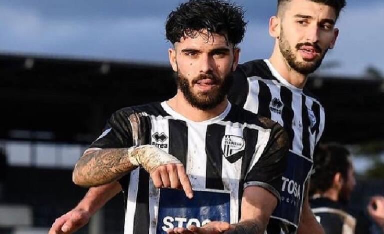 Davide Arras festeggia dopo un gol