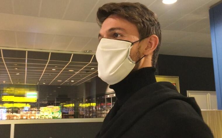 Daniele Rugani all arrivo di Elmas