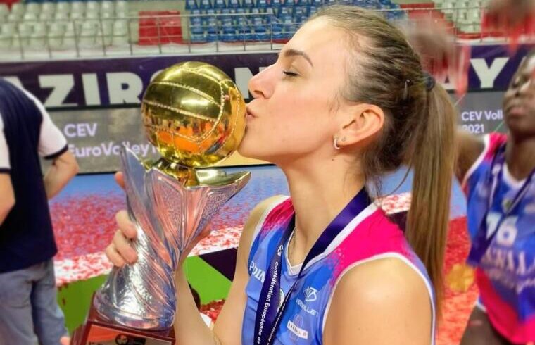 Alessia Orro festeggia con la CEV Cup