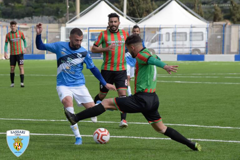 L'attaccante Paolo Palmas in azione contro la Vis Artena | foto di Alessandro Sanna