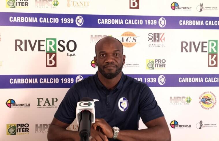 La presentazione di David Suazo come allenatore del Carbonia | Foto Centotrentuno