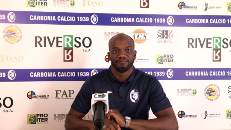 La presentazione di David Suazo come allenatore del Carbonia | Foto Centotrentuno