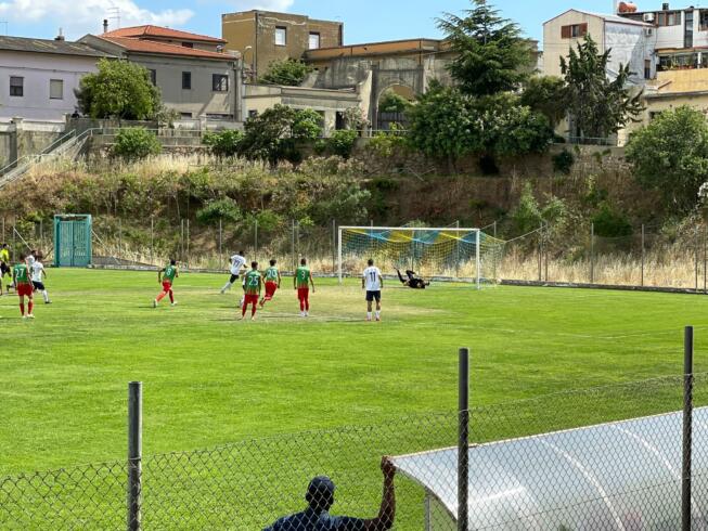 Il primo dei due gol di Cappai in Carbonia-Vis Artena.