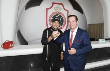 Radja Nainggolan e Paul Gheysens il giorno della firma del contratto con il Royal Antwerp