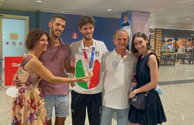 Stefano Oppo al ritorno da Tokyo con la famiglia