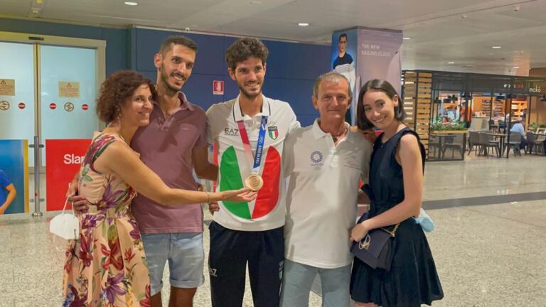 Stefano Oppo al ritorno da Tokyo con la famiglia