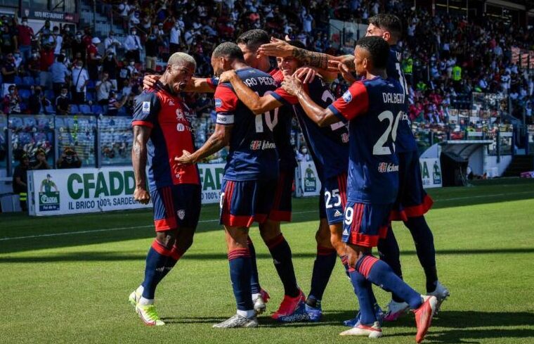 Keita Baldé festeggia Joao Pedro insieme ai compagni | Foto Luigi Canu