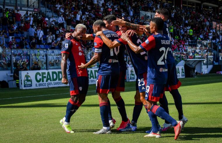 Keita Baldé festeggia Joao Pedro insieme ai compagni | Foto Luigi Canu