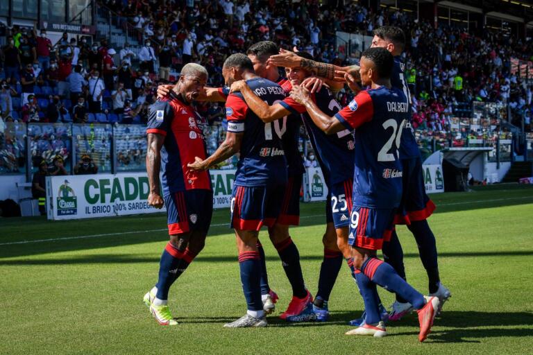 Keita Baldé festeggia Joao Pedro insieme ai compagni | Foto Luigi Canu
