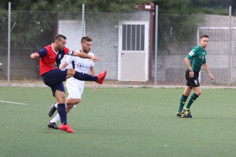 Gigi Scotto in azione contrastato da Rossi | Foto Muravera Calcio