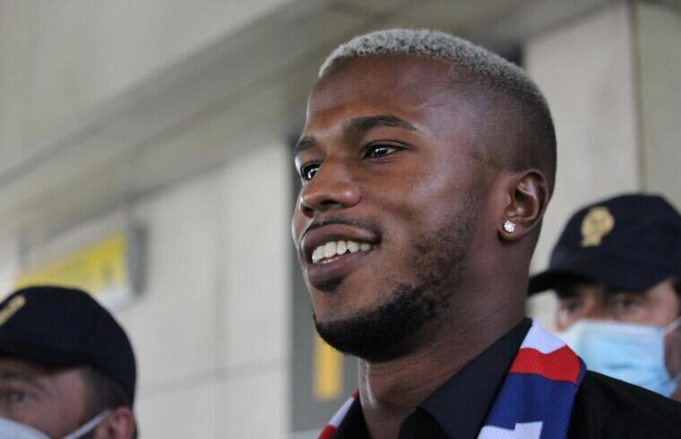 Un primo piano di Keita Balde all'arrivo all'aeroporto di Elmas | Foto Elena Accardi/Centotrentuno