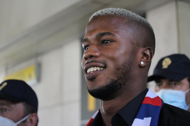 Un primo piano di Keita Balde all'arrivo all'aeroporto di Elmas | Foto Elena Accardi/Centotrentuno