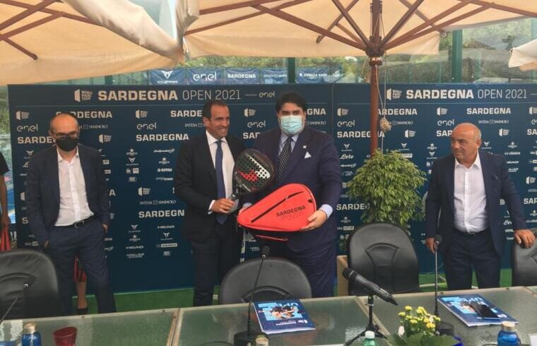 Il presidente della Regione Solinas riceve la racchetta celebrativa | Foto Centotrentuno