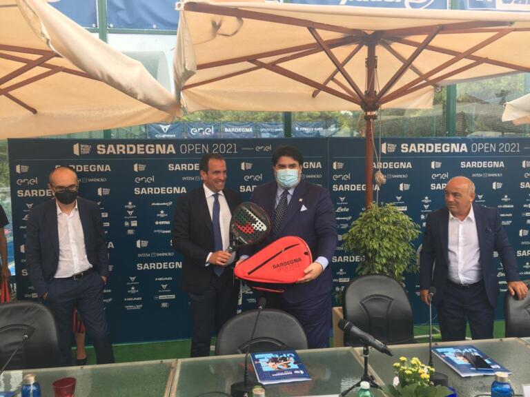 Il presidente della Regione Solinas riceve la racchetta celebrativa | Foto Centotrentuno