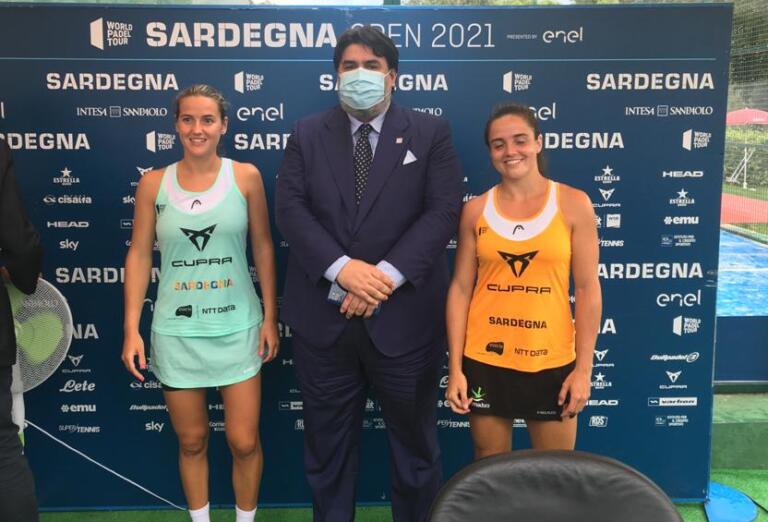 Il presidente della Regione Sardegna Christian Solinas posa insieme alle spagnole Sanchez e Martin