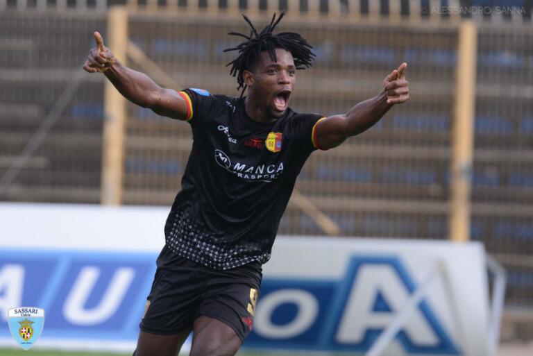 Un'esultanza di Bah con la maglia dell'Atletico Uri | Foto Alessandro Sanna