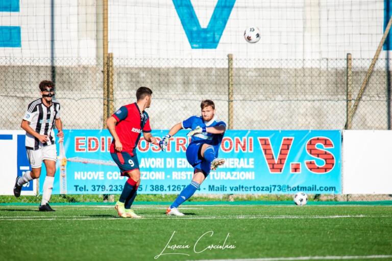 Antonio Mesina guarda il portiere della Lavagnese al rinvio | Foto Usd Lavagnese/Lucrezia Corciolani