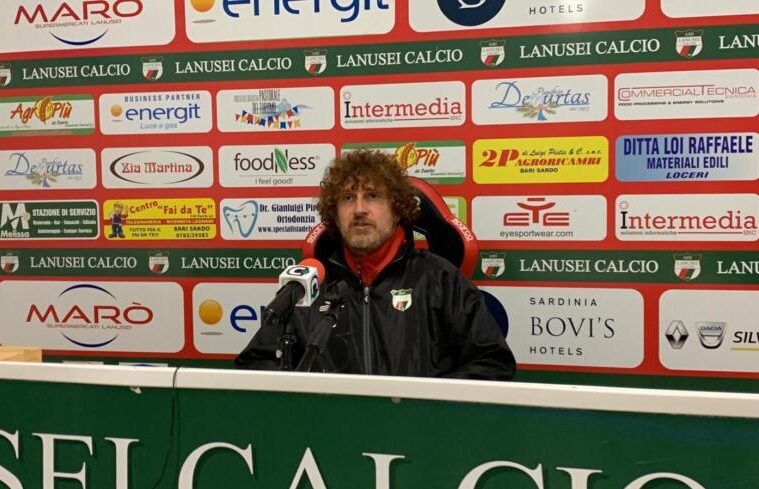 Stefano Campolo, tecnico del Lanusei in sala stampa
