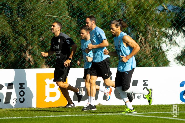Diego Godin, Nahitan Nandez e Martin Caceres durante uno degli allenamenti con l'Uruguay | Foto AUF