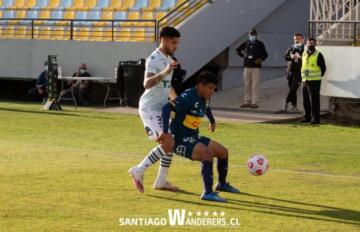 Daniel Gonzalez, difensore cileno classe 2002, in marcatura su un avversario | Foto Santiago Wanderers