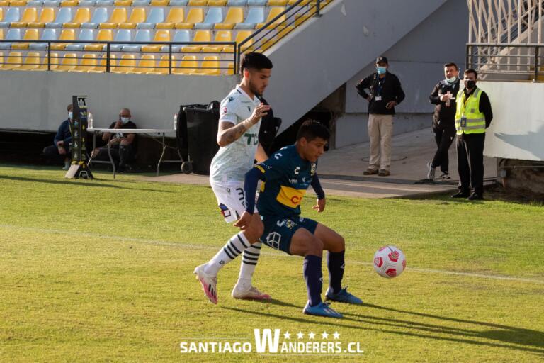 Daniel Gonzalez, difensore cileno classe 2002, in marcatura su un avversario | Foto Santiago Wanderers