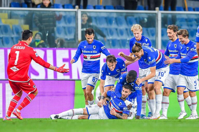 Nicola Murru sommerso dall'abbraccio dei compagni | Foto US Sampdoria