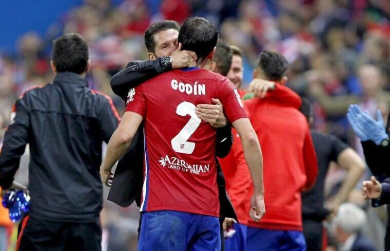 Un abbraccio tra Diego Simeone e Godin ai tempi dell'Atletico Madrid