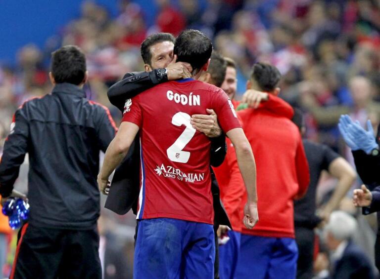 Un abbraccio tra Diego Simeone e Godin ai tempi dell'Atletico Madrid