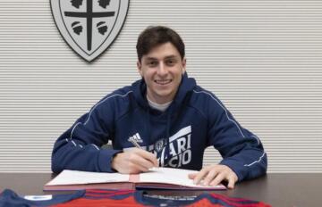 Daniele Baselli alla firma | Foto Valerio Spano/Cagliari Calcio