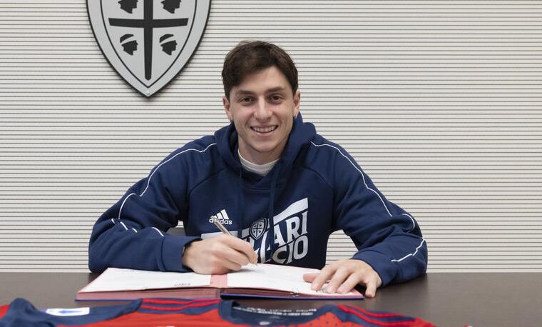 Daniele Baselli alla firma | Foto Valerio Spano/Cagliari Calcio