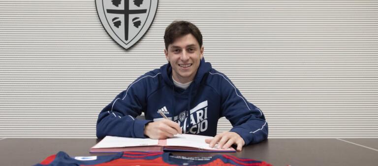 Daniele Baselli alla firma | Foto Valerio Spano/Cagliari Calcio