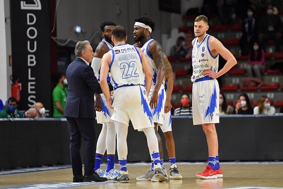 La Dinamo Sassari in uscita da un time-out | Foto L.Canu / Ciamillo-Castoria