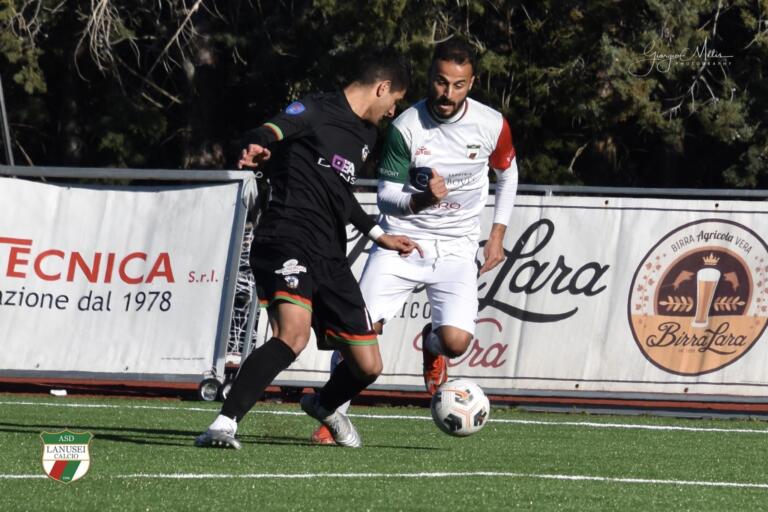 D'Alessandris contro un difensore della Vis Artena | Foto Giorgio Melis