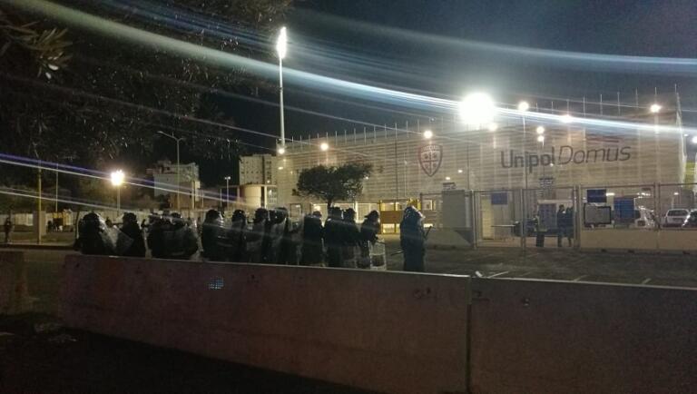 Polizia schierata fuori dalla Unipol Domus