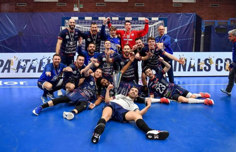 La festa della Raimond Sassari con la Coppa Italia in mano | Foto Luigi Canu