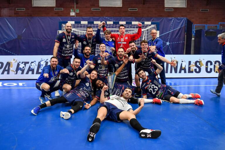 La festa della Raimond Sassari con la Coppa Italia in mano | Foto Luigi Canu