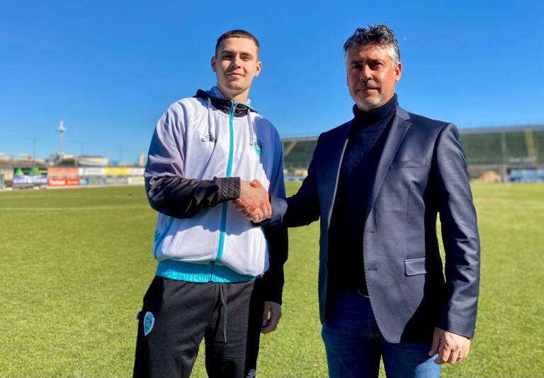 Il finlandese Nikolas Saira insieme al diesse olbiese Tomaso Tatti | Foto Roberta Marongiu/Centotrentuno.com