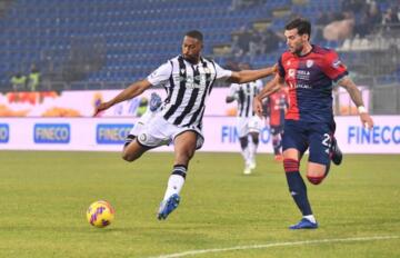 L'attaccante dell'Udinese Beto al tiro contro il Cagliari | Foto Luigi Canu