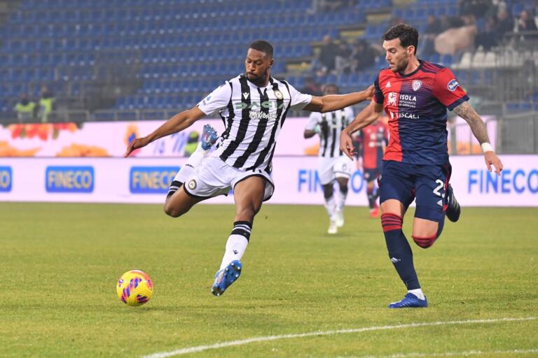 L'attaccante dell'Udinese Beto al tiro contro il Cagliari | Foto Luigi Canu