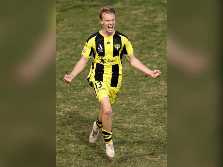 La gioia di Nicholas Pennington dopo il gol segnato al Perth Glory | Foto FB Wellington Phoenix