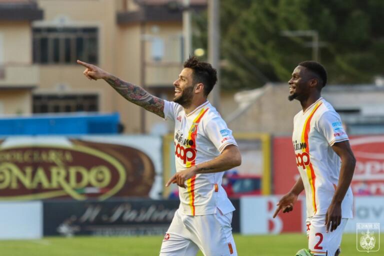 Francesco Bombagi esulta dopo il 2-0 alla Vibonese | Foto Catanzaro Calcio