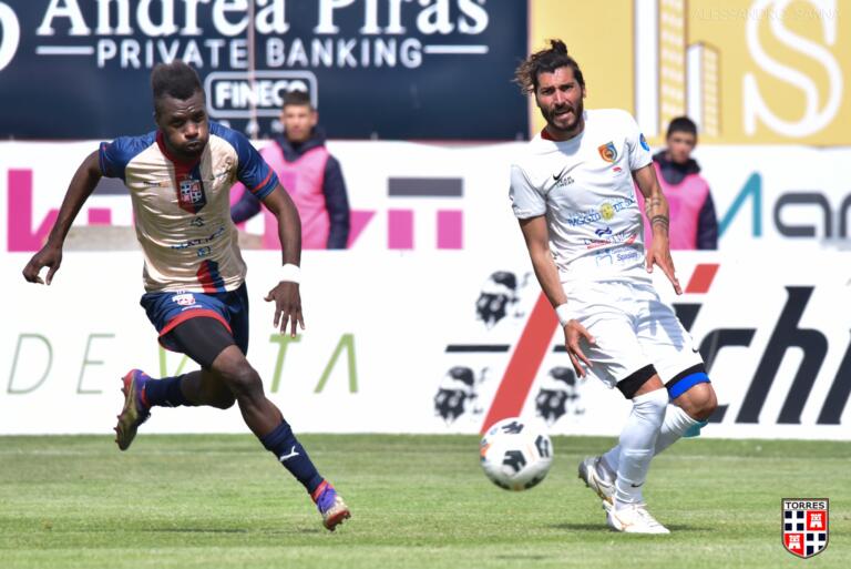 Adama Diakite in azione contro l'Afragolese | Foto Alessandro Sanna/Torres