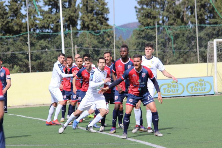 Un'azione di gioco nel derby tra Muravera e Torres | Foto Asd Muravera Calcio